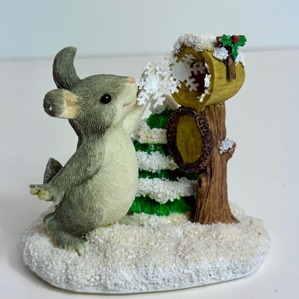 1996 Charming Tails "Sending A Little Snow Your Way" McKenzie Mouse Figurine
